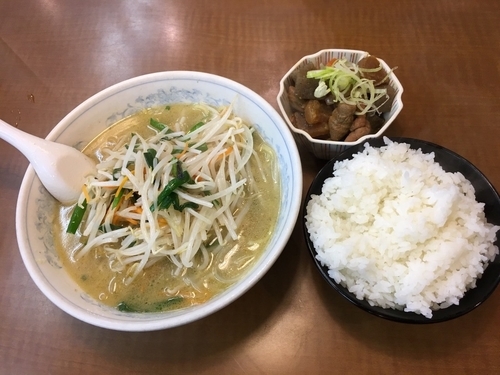 「塩ラーメン＋もつ煮ライス」@くるまやラーメン 宮原店の写真