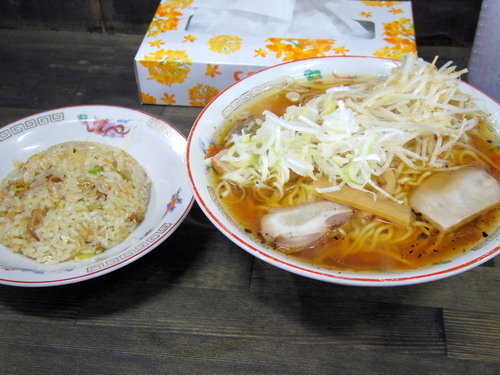 「ラーメン半チャーハンセット」@中華飯店 新宝楽の写真