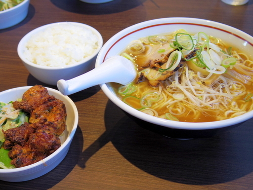 「牛骨ラーメン唐揚げセット」@ラーメン一刻 淀江店の写真