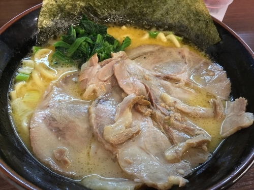 「チャーシューメン 麺かため味濃いめ脂ふつう ¥800 ライス小」@横浜家系ラーメン かまし家の写真