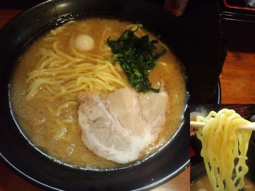 「醤油とんこつラーメン固め500円中盛10​0円増し」@きたくり家 港南台店の写真