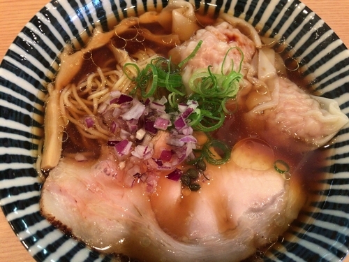 「雲吞醤油らーめん1000円」@さんしょの木の写真