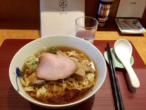 「中太手もみ麺 醤油」@麺 みつヰの写真