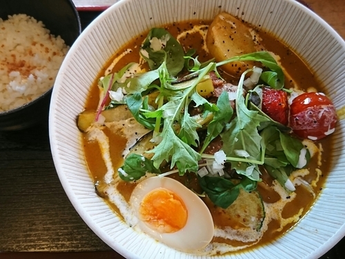 「【限定】牛スジと夏野菜のカレーらーめん 冷やし（小ライス付）」@和風らーめん 凪の写真