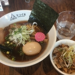 TOKYO醤油味玉ラーメン880円、日替わり丼