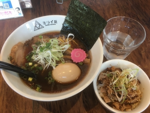 「TOKYO醤油味玉ラーメン880円、日替わり丼」@noodle kitchen ミライゑの写真