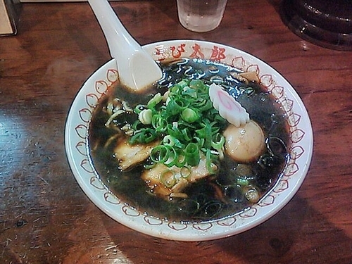「ブラックラーメン玉子入り」@醤油らーめん きび太郎の写真