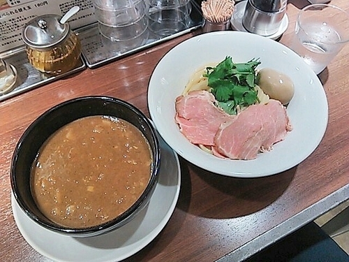 「【土曜日夜限定】ハリッサと10スパイスの魚介つけ麺＋煮玉子」@麺屋 ねむ瑠の写真