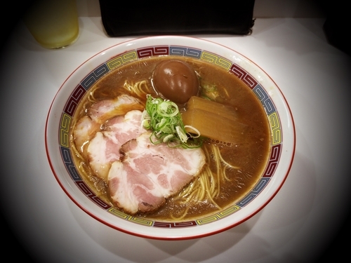 「煮干鰮豚骨ラーメン煮玉子入り」@煮干鰮豚骨らーめん 嘉饌の写真