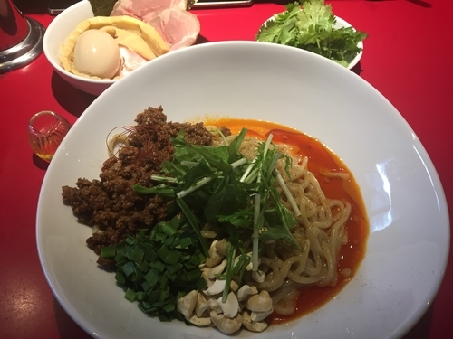 「汁なし坦々麺パクチー + 特製別皿」@らーめん・つけめん こてんぱんの写真