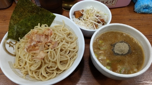 「つけ麺+半チャーシュー丼セット」@背脂煮干 丸め 新所沢店の写真
