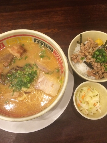 「じゃんがらみそ+原宿セット(チャーシュー丼とキャベツ)」@九州じゃんがら 原宿1階店の写真