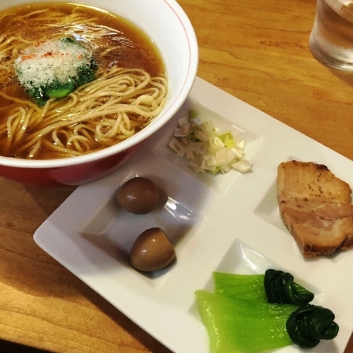 「本枯中華そば（真空豚チャーシュー，うずら，青梗菜）」@本枯中華そば 魚雷の写真