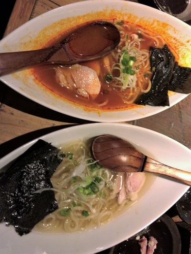 「カミナリ屋ラーメン鶏塩ハーフ＆チゲハーフ300円×2」@カミナリ屋 朝霞台店の写真