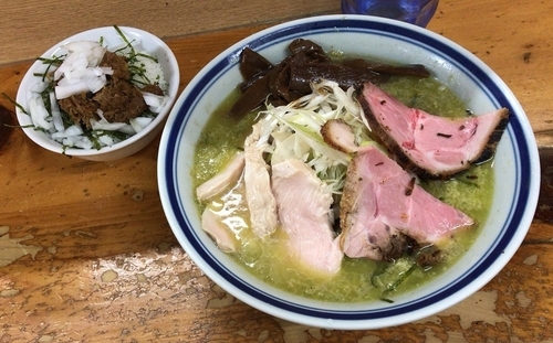 「フレッシュ葱油の冷し塩ラーメン(限定)＋肉めし」@口樂の写真