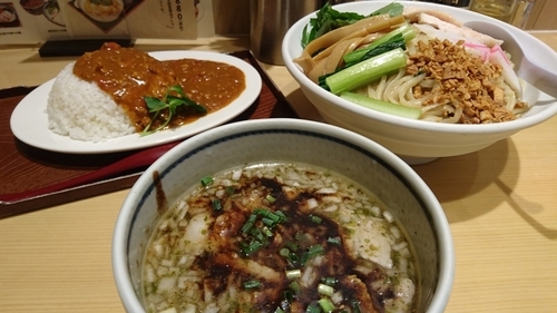 「塩豚ガーリック煮干しつけ麺+トマトバターチキンカレー」@銀座 朧月 鶏処の写真