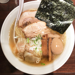 白醤油らーめん（中盛）＋特盛4点盛り