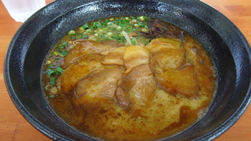 「黒ラーメン＋チャーシュー」@九州ラーメン 豚秀の写真