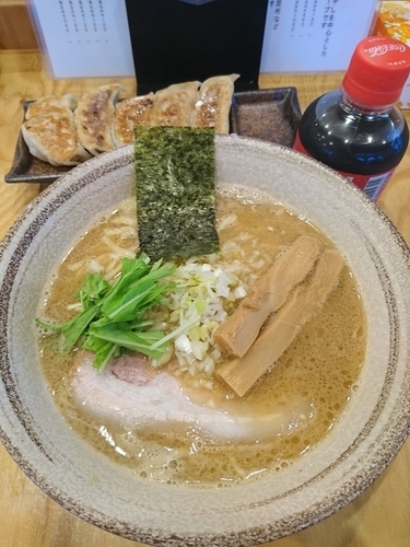 「芳醇らーめん(平打ち麺)780円 餃子・コーラ(クーポン)」@麺屋くおん 上里店の写真