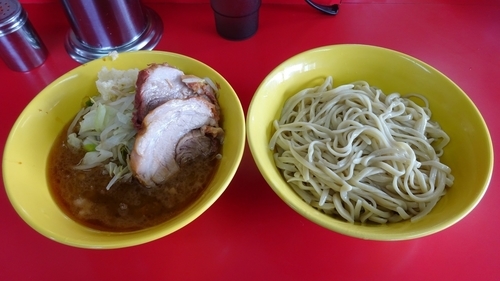「小ラーメン麺少なめ（700円）＋つけ麺（100円）ニンニク」@ラーメン二郎 茨城守谷店の写真