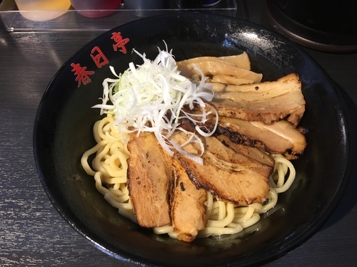 「冷やし醤油油そば 炙り 770円 ライス 100円」@油そば 春日亭 神田店の写真