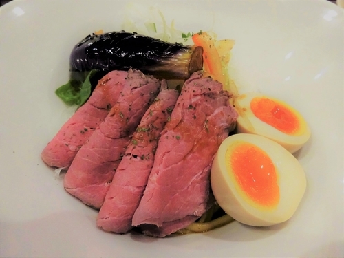 「ビーフカレー油そば　追い飯付き　　1000円」@八咫烏の写真