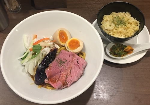 「ビーフカレー油そば追い飯付き1000円」@八咫烏の写真