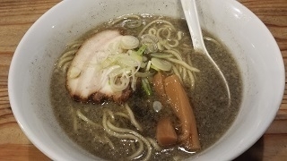 「いか墨ラーメン」@環七ラーメン 周麺の写真