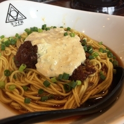 牛煮込みまぜそば 800円