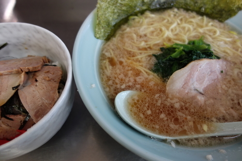 「ラーメン麺固め油多め350円（金曜のみ祝日以外）ミニチャー丼」@ラーメンショップ 野田店の写真