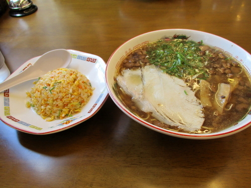 「ラーメン半チャーハンセット」@いっぽんの写真