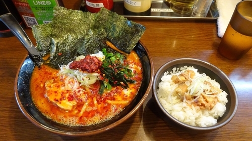 「赤いとき卵ラーメン（900円）＋豚めし（100円）」@ラーメン 大山家 昭島店の写真