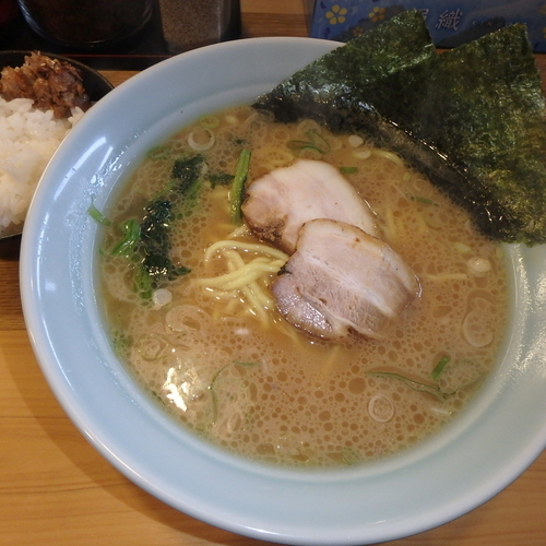 「ラーメン(600円)(硬め)、ライス(小)(100円)」@家系らーめん澤井の写真
