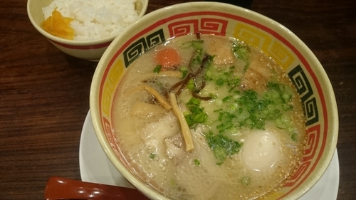 「じゃんがらラーメン全部入(1080円)+ライス(130円)」@九州じゃんがら 原宿1階店の写真
