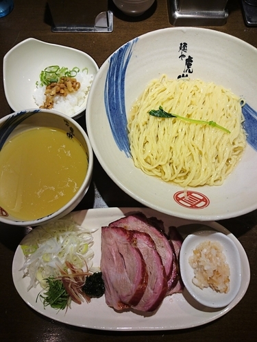 「【夏季限定】薬涼 潮つけそば＋〆の冷や飯＋釜焼きチャーシュー」@麺や 虎徹の写真