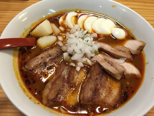 「【夏期限定】スパイシーカレーラーメン」@煮干しらあめん 燕黒の写真