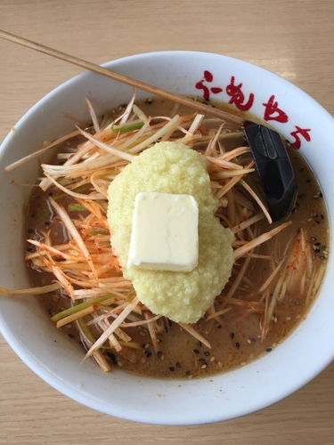 「味噌ネギトッピングバター+」@らーめん やちの写真
