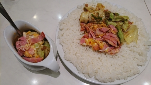 「ベーコンエッグ野菜curry　１０００円」@炒伽哩 インド式チャオカリー 汐留店の写真