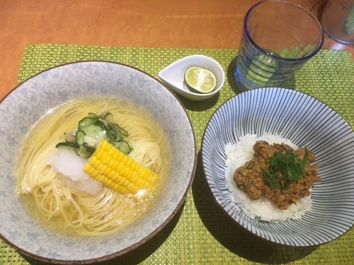 「初夏の冷やし煮干しそば通り牛と牛蒡のピリ辛蟹味噌丼1000円」@柴崎亭の写真