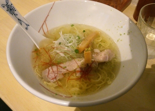 「鶏塩らあめん（並）　800円」@鶏塩 新宿 四葉の写真