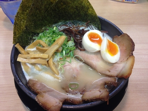 「博多豚骨らーめん豪華盛り（かた）」@二代目晴レル屋 稲沢店の写真