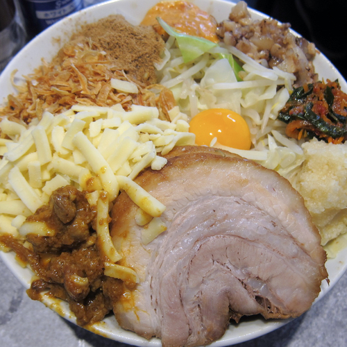 「汁なしそば 並盛 800円 + α」@ラーメン宮郎の写真