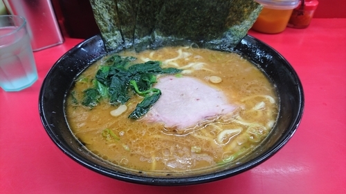 「ラーメン(麺硬め・味濃いめ)」@ラーメン杉田家の写真
