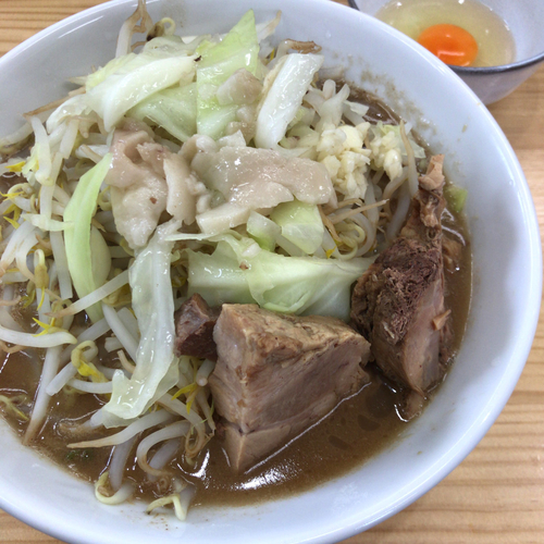 「ど豚骨ラーメン 700円　唐揚セット 200円　生卵 50円」@宮二郎の写真