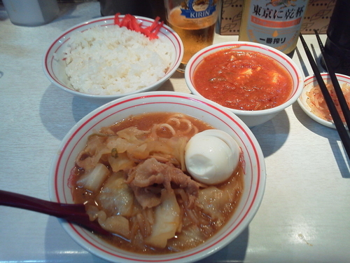 「瓶ビールセット910＋半飯120＋麻婆130＝1160円」@蒙古タンメン中本 品川店の写真