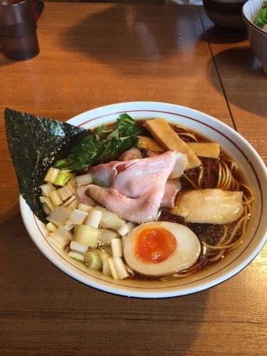 「煮干しそば 黒醤油」@寿製麺よしかわ 川越店の写真
