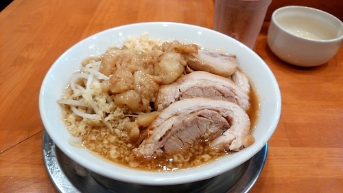 「子豚ラーメン800円 生卵50円」@麺屋穴場の写真