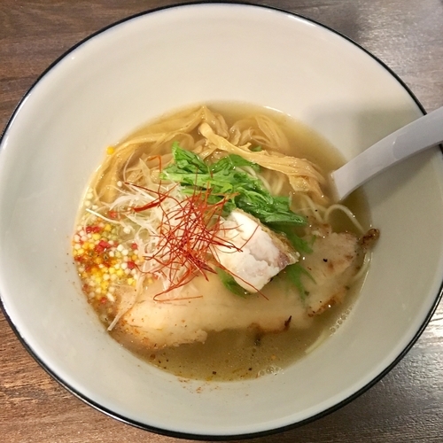 「真鯛 塩らぁ麺 寿 (900円)」@らぁ麺BAR 錦 iwamotoの写真