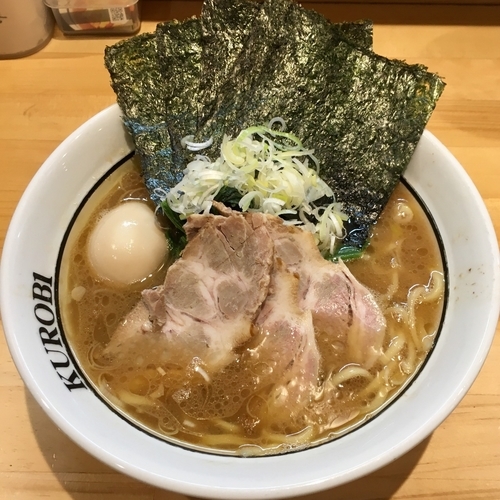 「特製ラーメン (880円)」@横浜家系らーめん 黒帯の写真