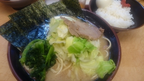 「ラーメン中(800円)+キャベツ(100円)」@光家の写真